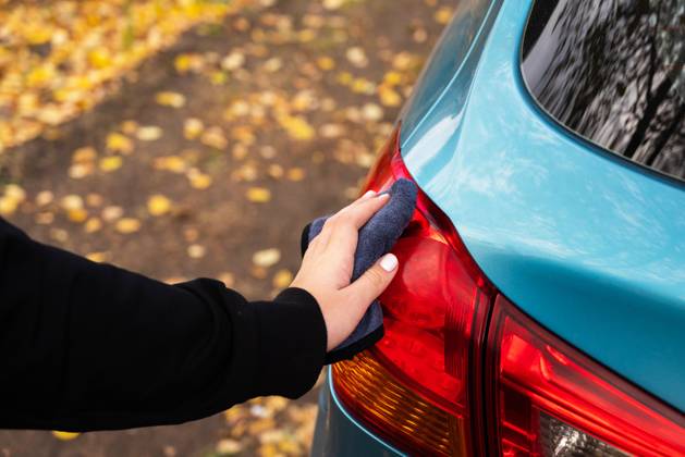 Closeup Bild, Bild junge Frau, Fahrer, trocken wischen ihr Auto mit Mikrofasertuch nach dem Waschen es, Reinigung Auto, Autoscheiben. Transport Selbstbedienung, Pflegekonzept. Lackschutz Closeup picture, image young woman, driver, dry wiping her car with microfiber cloth after washing it, cleaning auto, automobile windows. Transportation self service, care concept. Paint protection Copyright: xZoonar.com SvetlanaxVerbitskayax 22861810