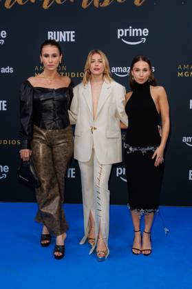 persons Peri Baumeister, Jeanne Goursaud and Cosima Henman Copyright: xGeromexKochanx