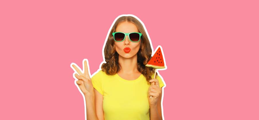 Sommer Porträt der stilvollen jungen Frau mit frischen saftigen Lutscher oder Eis geformt Scheibe Wassermelone trägt Sonnenbrille auf rosa Hintergrund Summer portrait of stylish young woman with fresh juicy lollipop or ice cream shaped slice of watermelon wearing sunglasses on pink background ,model released, Symbolfoto Copyright: xZoonar.com VeronikaxKornevax 22882354 ,model released, Symbolfoto ,property released