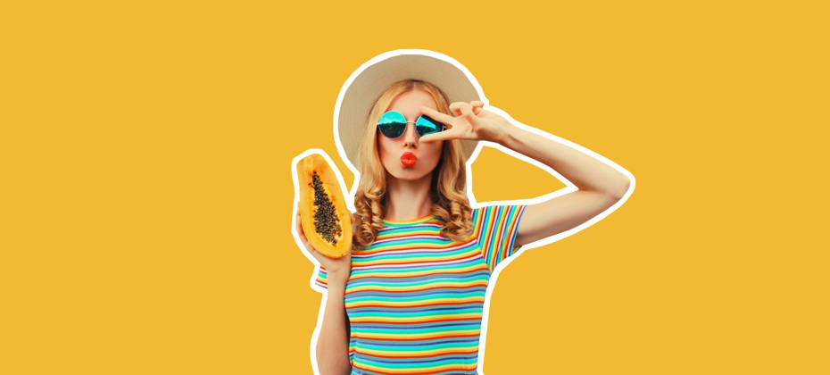 Sommer Porträt der stilvollen jungen Frau mit frischen saftigen Papaya bläst ihre Lippen senden Luft Kuss tragen Strohhut, Sonnenbrille posiert auf gelbem Hintergrund, Magazin-Stil Summer portrait of stylish young woman with fresh juicy papaya blowing her lips sending air kiss wearing straw hat, sunglasses posing on yellow background, magazine style ,model released, Symbolfoto Copyright: xZoonar.com VeronikaxKornevax 22882550 ,model released, Symbolfoto ,property released