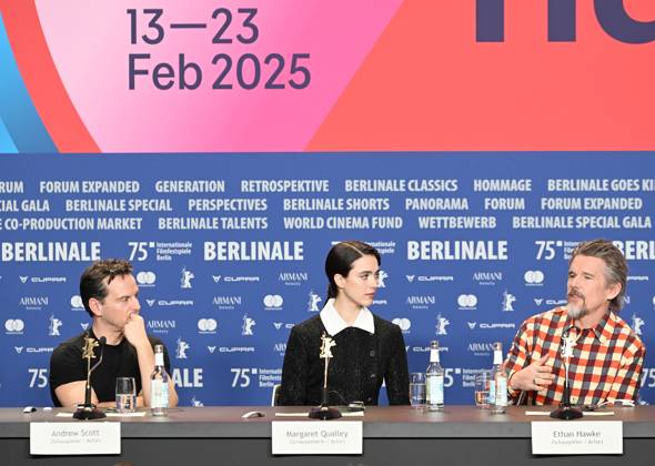 Irish actor Andrew Scott , American actress Margaret Qualley and actor Ethan Hawke attend the press conference for Blue Moon at the 75th Berlin Film Festival in Berlin, Germany on Tuesday, February 18, 2025.  BER20250218123 RUNExHELLESTAD