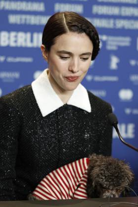 Margaret Qualley at the press conference for the feature film Blue Moon at the Berlinale 2025 75 Berlin International Film Festival at the Hotel Grand Hyatt Berlin, 18 02 2025 Foto:xC.xTamckex xFuturexImagex moon_5326