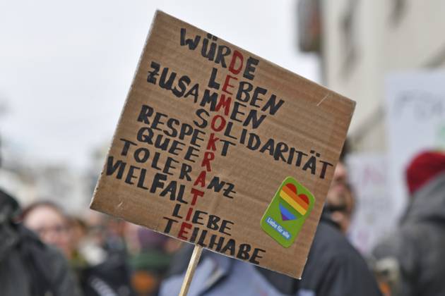 Heidelberg, Deutschland 12. Februar 2025: Pro Demokratie Schild bei Protest gegen Rechtsextremismus Heidelberg, Germany - February 12th 2025: Pro-democracy sign at protest against far-right extremism Copyright: imageBROKER Firn iblmob12696091.jpg