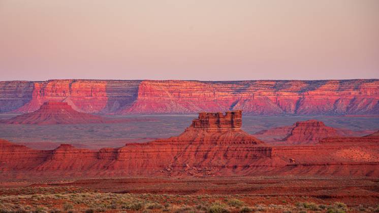 Creative Highlights World Pink and red sandstone rock formations at sunrise Mexican Hat, Utah, United States CR_KEDA250217-1650365-01