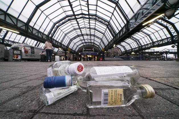 Symbol image to Subject the planned Alcohol ban at and at the Hamburg Central Station from April 2024 bottles of brandy are in the Foyer of Central Station Friday 09 02 2024 Hamburg Central Station vorraussichtlich from April shall it at Area of Station forecourt of Hamburg Central Station a Alcohol ban give HH Germany