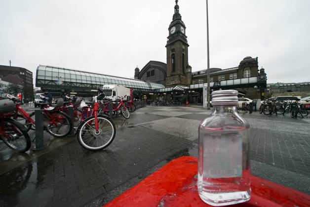 Symbol image to Subject the planned Alcohol ban at and at the Hamburg Central Station from April 2024 bottles of brandy at a Waste glass Container Friday 09 02 2024 Hamburg Central Station vorraussichtlich from April shall it at Area of Station forecourt of Hamburg Central Station a Alcohol ban give HH Germany