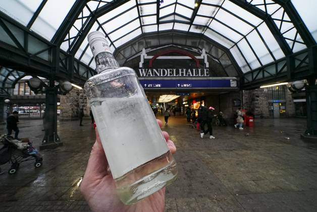 Symbol image to Subject the planned Alcohol ban at and at the Hamburg Central Station from April 2024 bottle of brandy in the Hand in the Foyer of Central Station Friday 09 02 2024 Hamburg Central Station vorraussichtlich from April shall it at Area of Station forecourt of Hamburg Central Station a Alcohol ban give HH Germany