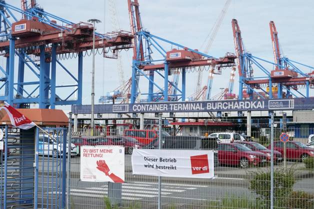 Hamburg the Dockworkers are again at the Street gone the Port is again silent Warnstreik at the HHLA Hamburg Port and Logistics AG with Posters Verdi Flags Banner transparent this Operation will bestreikt none Containerabfertigung on Hamburg Port Burchardkai it become to the Terminals none Container Checked in the S