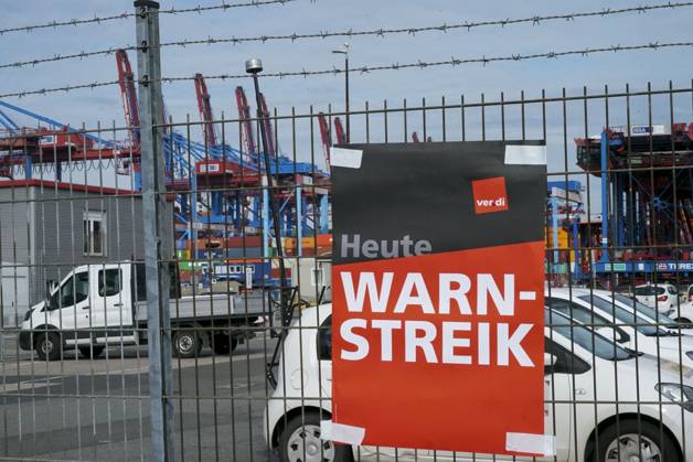 Hamburg the Dockworkers are again at the Street gone the Port is again silent Warnstreik at the HHLA Hamburg Port and Logistics AG with Posters Verdi Flags Banner transparent this Operation will bestreikt none Containerabfertigung on Hamburg Port Burchardkai it become to the Terminals none Container Checked in the S