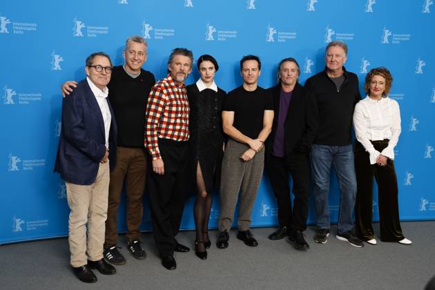 February 18, 2025, Berlin, Germany: Guest, John Sloss, Ethan Hawke, Margaret Qualley, Andrew Scott, Richard Linklater, Mike Blizzard and Tricia Tuttle pose at the photocall of Blue Moon during the 75th Berlinale International Film Festival at Hotel Grand Hyatt in Berlin, Germany, on 18 February 2025. Photo: Berlin Germany - ZUMAm179 20250218_zep_m179_013 Copyright: xAlecxMichaelx