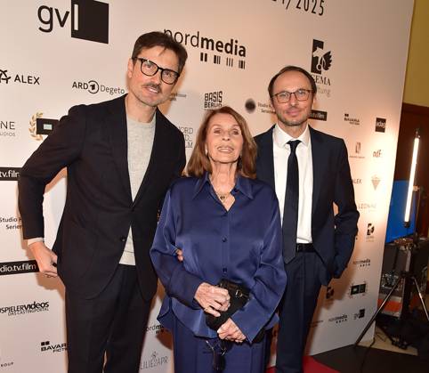 DAFFNE Award Ceremony 2025 Berlin Senta Berger with her sons Simon Verhoeven and Luca Verhoeven arrive for the 12th time DAfFNE German Academy for Television, an honorary award for an outstanding lifetime achievement at the 75th Berlinale in Berlin, on 21 02 2025 Photopress Mueller