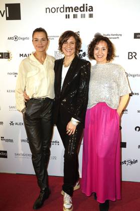 Susan Hoecke, Christina Hecke and guest at the 12 DAfFNE Award 2025 ceremony at Babylon Berlin, 21 02 2025 Foto:xT.xBartillax xFuturexImagex daffne_5241