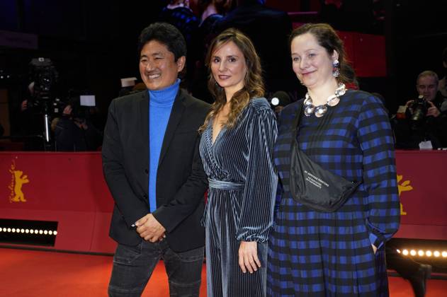 Kazuhiro Soda, Petra Costa and Lea Glob at the Closing Ceremony with Award Ceremony at the Berlinale 2025 75 Berlin International Film Festival in the Berlinale Palast Berlin, 22 02 2025 Foto:xT.xBartillax xFuturexImagex closing_berlinale_5235