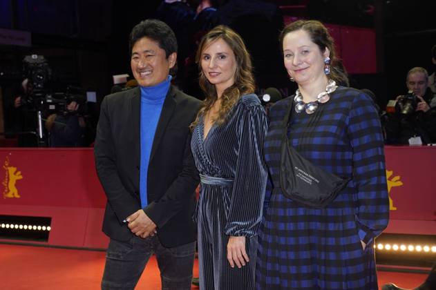 Kazuhiro Soda, Petra Costa and Lea Glob at the Closing Ceremony with Award Ceremony at the Berlinale 2025 75 Berlin International Film Festival in the Berlinale Palast Berlin, 22 02 2025 Foto:xT.xBartillax xFuturexImagex closing_berlinale_5236