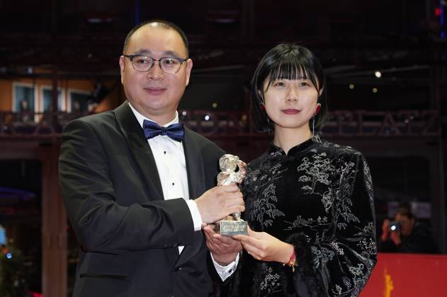 Huo Meng and Zhang Fan with the Silver Bear for Best Director for Sheng xi zhi di Living the Land at the Photocall with the award winners at the Berlinale 2025 75 Berlin International Film Festival at the Berlinale Palast Berlin, 22 02 2025 Foto:xT.xBartillax xFuturexImagex closing_berlinale_5435