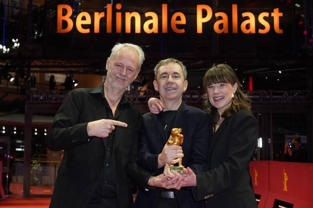 Yngve Saether, Dag Johan Haugerud and Hege Hauff Hvattum with the Golden Bear for Best Film Drommer Dreams Sex Love at the Photocall with the award winners at the Berlinale 2025 75 Berlin International Film Festival at the Berlinale Palast Berlin, 22 02 2025 Foto:xT.xBartillax xFuturexImagex closing_berlinale_5436