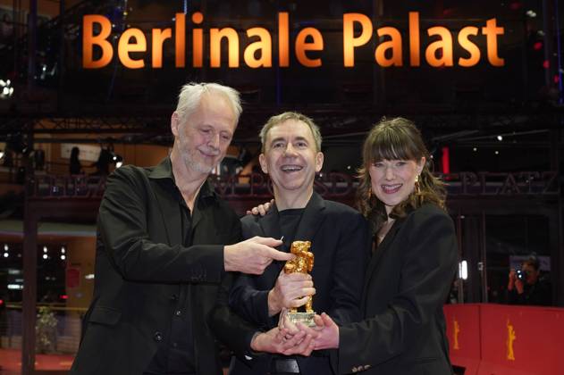 Yngve Saether, Dag Johan Haugerud and Hege Hauff Hvattum with the Golden Bear for Best Film Drommer Dreams Sex Love at the Photocall with the award winners at the Berlinale 2025 75 Berlin International Film Festival at the Berlinale Palast Berlin, 22 02 2025 Foto:xT.xBartillax xFuturexImagex closing_berlinale_5437