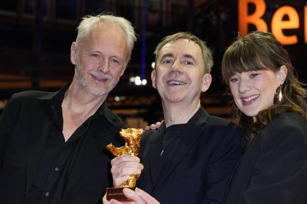 Yngve Saether, Dag Johan Haugerud and Hege Hauff Hvattum with the Golden Bear for Best Film Drommer Dreams Sex Love at the Photocall with the award winners at the Berlinale 2025 75 Berlin International Film Festival at the Berlinale Palast Berlin, 22 02 2025 Foto:xT.xBartillax xFuturexImagex closing_berlinale_5439