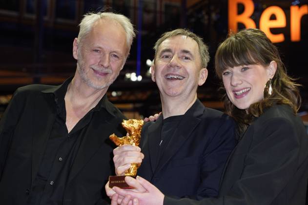 Yngve Saether, Dag Johan Haugerud and Hege Hauff Hvattum with the Golden Bear for Best Film Drommer Dreams Sex Love at the Photocall with the award winners at the Berlinale 2025 75 Berlin International Film Festival at the Berlinale Palast Berlin, 22 02 2025 Foto:xT.xBartillax xFuturexImagex closing_berlinale_5440