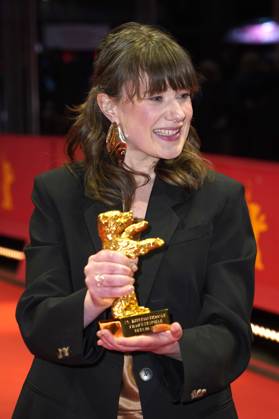 Hege Hauff Hvattum with the Golden Bear for Best Film Drommer Dreams Sex Love at the Photocall with the award winners at the Berlinale 2025 75 Berlin International Film Festival at the Berlinale Palast Berlin, 22 02 2025 Foto:xT.xBartillax xFuturexImagex closing_berlinale_5446