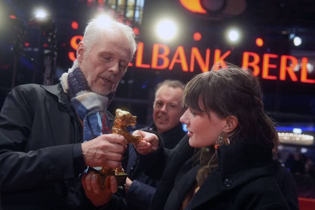 Yngve Saether and Hege Hauff Hvattum with the Golden Bear for Best Film Drommer Dreams Sex Love at the Photocall with the award winners at the Berlinale 2025 75 Berlin International Film Festival in the Berlinale Palast Berlin, 22 02 2025 Foto:xT.xBartillax xFuturexImagex closing_berlinale_5455