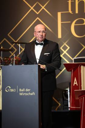 VBKI - Ball der Wirtschaft 2025 VBKI-Präsident Markus Voigt auf der Bühne Der VBKI lädt zum Ball der Wirtschaft 2025 ins Hotel InterContinental in Berlin Copyright: xEventpressxFuhrx