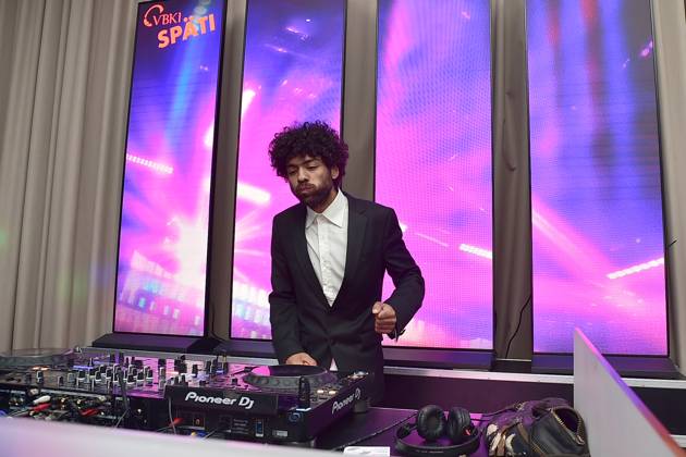 73 VBKI Ball Berlin DJ Noah Becker on turntables, VBKI späti at the 73 VBKI Ball at the Hotel Intercontinental for the 75th Berlinale in Berlin, on 17 02 2025 Photopress Mueller