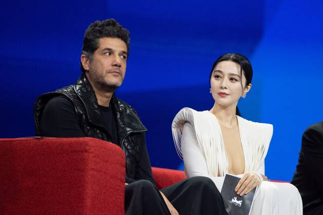 Berlinale Closing Ceremony Nabil Ayouch and Fan Bingbing attending the Closing Ceremony for the 75th Berlin International Film Festival (Berlinale) in Berlin, Germany, on February 22, 2025. Photo by Aurore Marechal ABACAPRESS.COM Berlin Germany  Copyright: xMarechalxAurore ABACAx