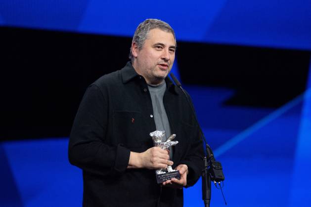 Berlinale Closing Ceremony Radu Jude accepts the Silver Bear for Best Screenplay for Kontinental ’25 during the Closing Ceremony for the 75th Berlin International Film Festival (Berlinale) in Berlin, Germany, on February 22, 2025. Photo by Aurore Marechal ABACAPRESS.COM Berlin Germany  Copyright: xMarechalxAurore ABACAx
