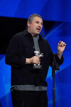 Berlinale Closing Ceremony Radu Jude accepts the Silver Bear for Best Screenplay for Kontinental ’25 during the Closing Ceremony for the 75th Berlin International Film Festival (Berlinale) in Berlin, Germany, on February 22, 2025. Photo by Aurore Marechal ABACAPRESS.COM Berlin Germany  Copyright: xMarechalxAurore ABACAx