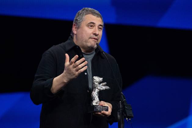 Berlinale Closing Ceremony Radu Jude accepts the Silver Bear for Best Screenplay for Kontinental ’25 during the Closing Ceremony for the 75th Berlin International Film Festival (Berlinale) in Berlin, Germany, on February 22, 2025. Photo by Aurore Marechal ABACAPRESS.COM Berlin Germany  Copyright: xMarechalxAurore ABACAx
