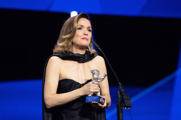 Berlinale Closing Ceremony Rose Byrne poses with the Best Leading Performance Award for If I Had Legs I’d Kick You during the Closing Ceremony for the 75th Berlin International Film Festival (Berlinale) in Berlin, Germany, on February 22, 2025. Photo by Aurore Marechal ABACAPRESS.COM Berlin Germany  Copyright: xMarechalxAurore ABACAx