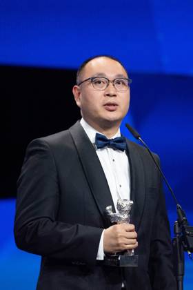 Berlinale Closing Ceremony Huo Meng accepts the Best Director Award for Living The Land during the Closing Ceremony for the 75th Berlin International Film Festival (Berlinale) in Berlin, Germany, on February 22, 2025. Photo by Aurore Marechal ABACAPRESS.COM Berlin Germany  Copyright: xMarechalxAurore ABACAx