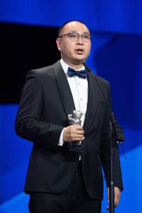 Berlinale Closing Ceremony Huo Meng accepts the Best Director Award for Living The Land during the Closing Ceremony for the 75th Berlin International Film Festival (Berlinale) in Berlin, Germany, on February 22, 2025. Photo by Aurore Marechal ABACAPRESS.COM Berlin Germany  Copyright: xMarechalxAurore ABACAx