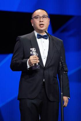 Berlinale Closing Ceremony Huo Meng accepts the Best Director Award for Living The Land during the Closing Ceremony for the 75th Berlin International Film Festival (Berlinale) in Berlin, Germany, on February 22, 2025. Photo by Aurore Marechal ABACAPRESS.COM Berlin Germany  Copyright: xMarechalxAurore ABACAx