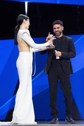Berlinale Closing Ceremony Gabriel Mascaro accepts the Silver Bear Grand Jury Prize for The Blue Trail (O último azul) with Fan Bingbing during the Closing Ceremony for the 75th Berlin International Film Festival (Berlinale) in Berlin, Germany, on February 22, 2025. Photo by Aurore Marechal ABACAPRESS.COM Berlin Germany  Copyright: xMarechalxAurore ABACAx