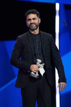 Berlinale Closing Ceremony Gabriel Mascaro accepts the Silver Bear Grand Jury Prize for The Blue Trail (O último azul) during the Closing Ceremony for the 75th Berlin International Film Festival (Berlinale) in Berlin, Germany, on February 22, 2025. Photo by Aurore Marechal ABACAPRESS.COM Berlin Germany  Copyright: xMarechalxAurore ABACAx