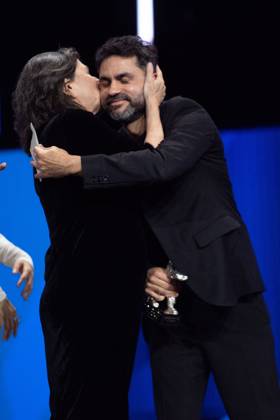Berlinale Closing Ceremony Gabriel Mascaro accepts the Silver Bear Grand Jury Prize for The Blue Trail (O último azul) during the Closing Ceremony for the 75th Berlin International Film Festival (Berlinale) in Berlin, Germany, on February 22, 2025. Photo by Aurore Marechal ABACAPRESS.COM Berlin Germany  Copyright: xMarechalxAurore ABACAx
