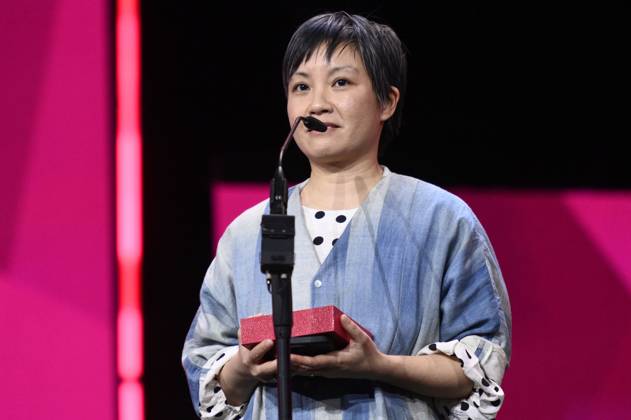 Lesley Loksi Chan with the Golden Bear for Best Short Film Lloyd Wong, Unfinished at the Closing Ceremony with Award Ceremony at the Berlinale 2025 75 Berlin International Film Festival at the Berlinale Palast Berlin, 22 02 2025 Foto:xN.xKubelkax xFuturexImagex closing_berlinale_5462