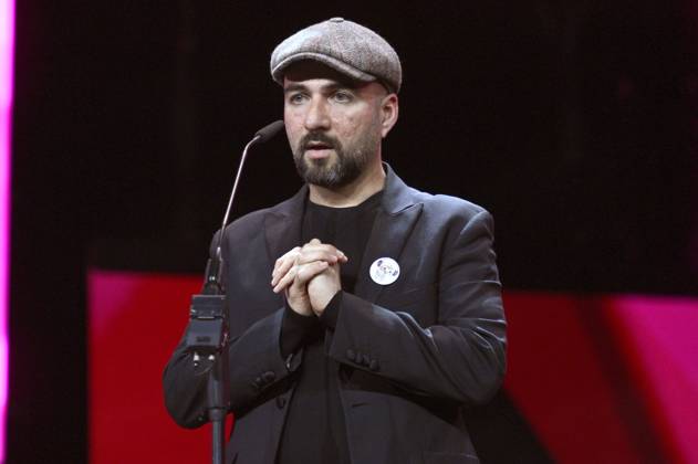 Ernesto Martinez Bucio with the award for Best Feature Film Debut for El Diablo Fuma y guarda las cabezas de los cerillos quemados en la misma caja The Devil Smokes And Saves the Burnt Matches in the Same Box at the Closing Ceremony with Award Ceremony at the Berlinale 2025 75 Berlin International Film Festival at the Berlinale Palast Berlin, 22 02 2025 Foto:xN.xKubelkax xFuturexImagex closing_berlinale_5465