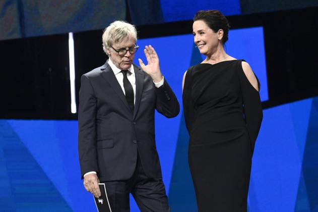 Todd Haynes and Desiree Nosbusch at the Closing Ceremony with Award Ceremony at the Berlinale 2025 75 Berlin International Film Festival in the Berlinale Palast Berlin, 22 02 2025 Foto:xN.xKubelkax xFuturexImagex closing_berlinale_5470