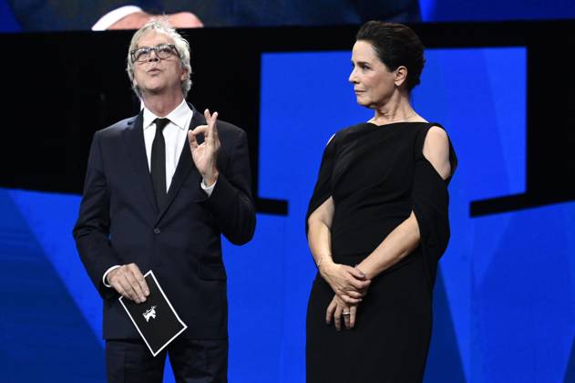 Todd Haynes and Desiree Nosbusch at the Closing Ceremony with Award Ceremony at the Berlinale 2025 75 Berlin International Film Festival in the Berlinale Palast Berlin, 22 02 2025 Foto:xN.xKubelkax xFuturexImagex closing_berlinale_5471