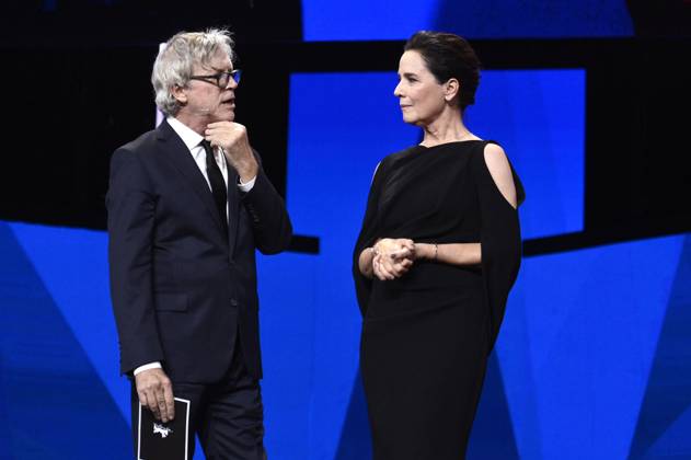 Todd Haynes and Desiree Nosbusch at the Closing Ceremony with Award Ceremony at the Berlinale 2025 75 Berlin International Film Festival in the Berlinale Palast Berlin, 22 02 2025 Foto:xN.xKubelkax xFuturexImagex closing_berlinale_5472