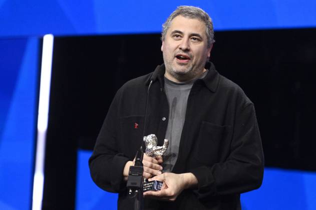 Radu Jude with the Silver Bear for Best Screenplay for Kontinental ™25 at the Closing Ceremony with Award Ceremony at the Berlinale 2025 75 Berlin International Film Festival in the Berlinale Palast Berlin, 22 02 2025 Foto:xN.xKubelkax xFuturexImagex closing_berlinale_5481