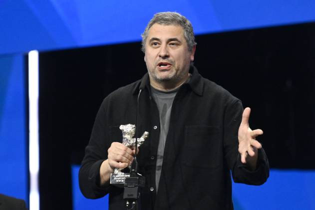 Radu Jude with the Silver Bear for Best Screenplay for Kontinental ™25 at the Closing Ceremony with Award Ceremony at the Berlinale 2025 75 Berlin International Film Festival in the Berlinale Palast Berlin, 22 02 2025 Foto:xN.xKubelkax xFuturexImagex closing_berlinale_5482