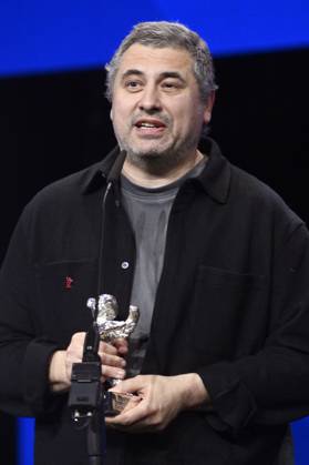 Radu Jude with the Silver Bear for Best Screenplay for Kontinental ™25 at the Closing Ceremony with Award Ceremony at the Berlinale 2025 75 Berlin International Film Festival in the Berlinale Palast Berlin, 22 02 2025 Foto:xN.xKubelkax xFuturexImagex closing_berlinale_5483