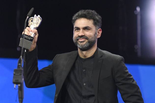 Gabriel Mascaro with the Silver Bear Grand Jury Prize for The Blue Trail at the Closing Ceremony with Award Ceremony at the Berlinale 2025 75 Berlin International Film Festival at the Berlinale Palast Berlin, 22 02 2025 Foto:xN.xKubelkax xFuturexImagex closing_berlinale_5499