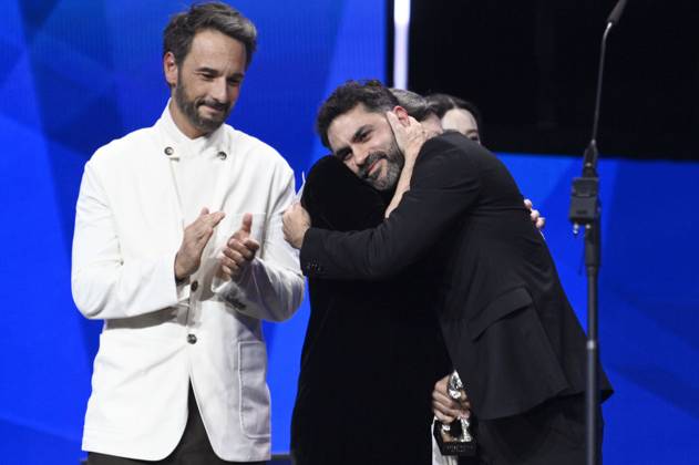Gabriel Mascaro with the Silver Bear Grand Jury Prize for The Blue Trail at the Closing Ceremony with Award Ceremony at the Berlinale 2025 75 Berlin International Film Festival at the Berlinale Palast Berlin, 22 02 2025 Foto:xN.xKubelkax xFuturexImagex closing_berlinale_5500