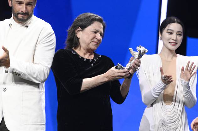 Denise Weinberg with the Silver Bear Grand Jury Prize for The Blue Trail O ultimo azul and Fan Bingbing at the Closing Ceremony with Award Ceremony at the Berlinale 2025 75 Berlin International Film Festival in the Berlinale Palast Berlin, 22 02 2025 Foto:xN.xKubelkax xFuturexImagex closing_berlinale_5501