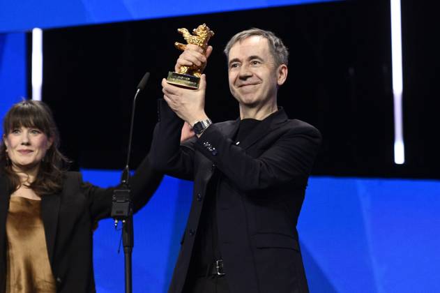 Dag Johan Haugerud with the Golden Bear for Best Film Drommer Dreams Sex Love at the Closing Ceremony with Award Ceremony at the Berlinale 2025 75 Berlin International Film Festival in the Berlinale Palast Berlin, 22 02 2025 Foto:xN.xKubelkax xFuturexImagex closing_berlinale_5505